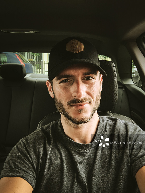 男子在车内自拍图片素材