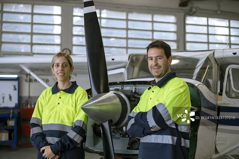 男女飞机机械师的肖像图片素材