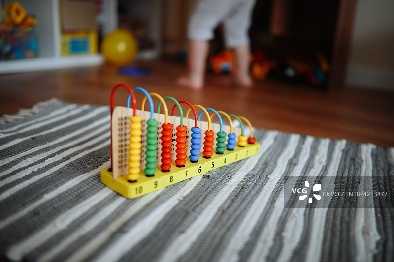 用于早期数学开发的木制计数玩具特写图片素材
