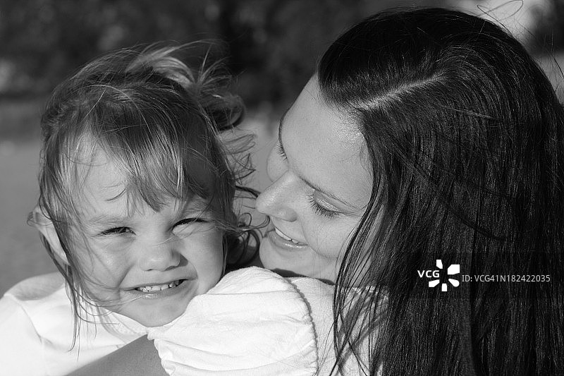 小女孩和妈妈图片素材