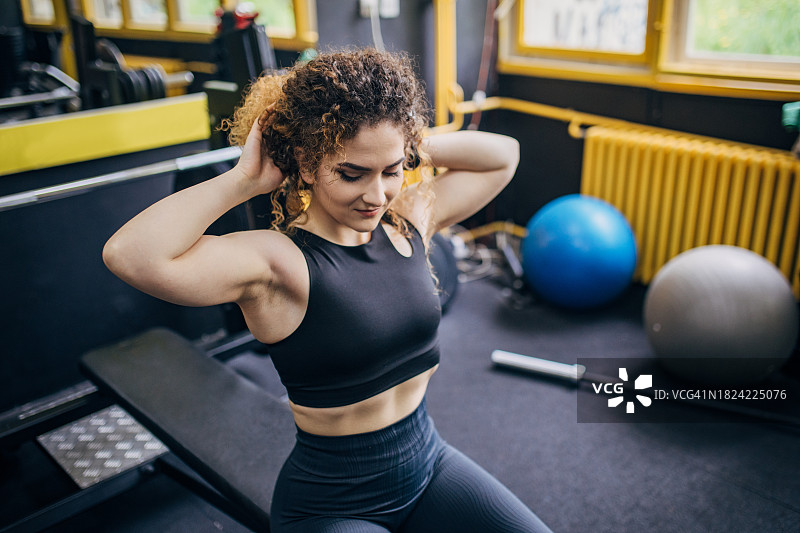 在健身房的年轻女人图片素材