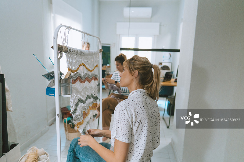 在工作室里编织macrame的女工匠图片素材