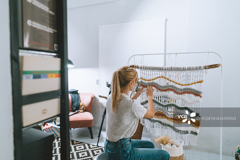 女工匠在她的工作室编织马卡拉姆图片素材