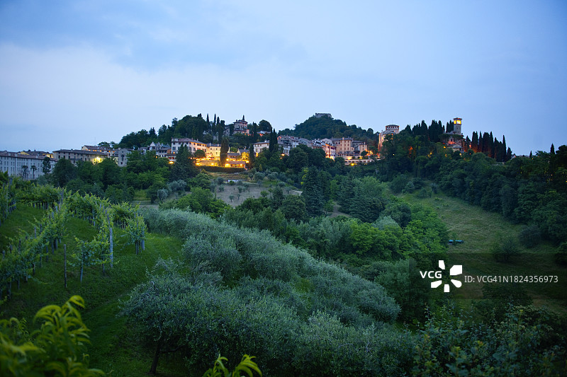 意大利威尼托阿索洛：里科山和中世纪罗卡城堡景观图片素材