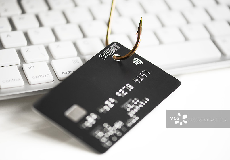键盘上带有挂钩的黑色信用卡图片素材