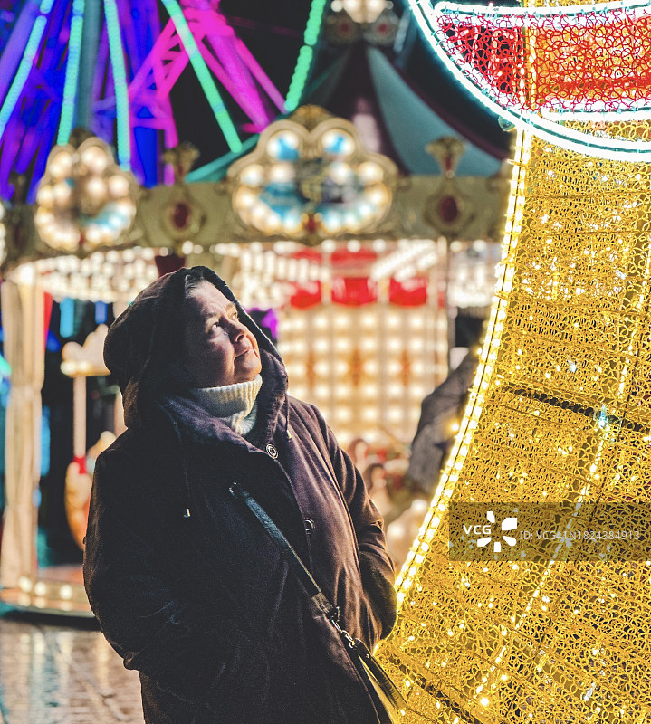 在圣诞市场上的年长妇女图片素材