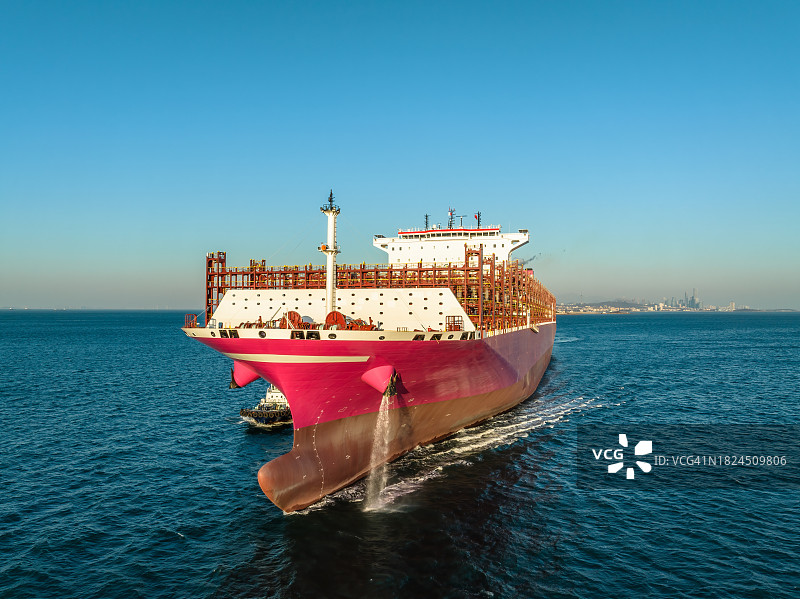 中国山东青岛城市天际线前粉色空集装箱船航拍图片素材