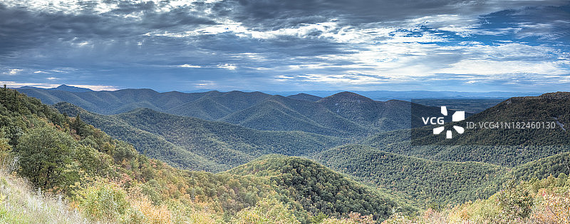 蓝色山脊山脉全景图片素材