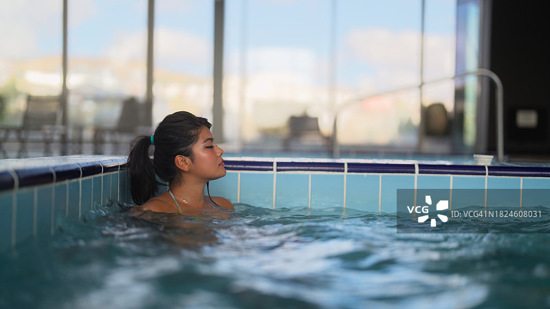 在漩涡浴缸中放松身心的多种族女游客图片素材