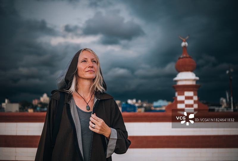 女人参观科伦坡的红色清真寺图片素材