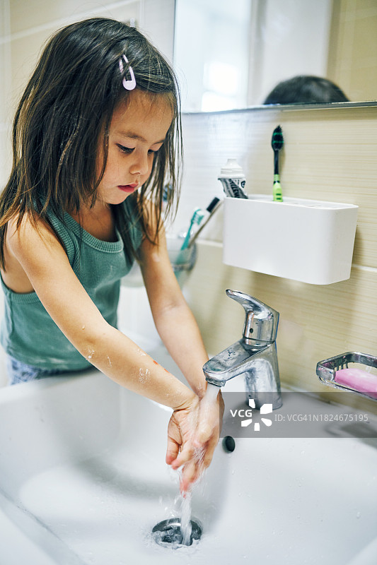 4岁女孩在浴室洗手图片素材