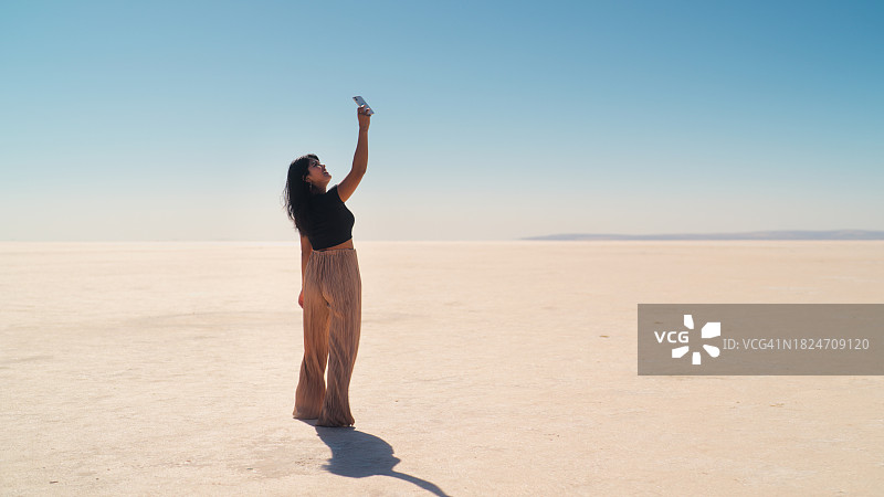 多种族女游客在土耳其阿纳托利亚地区的图兹盐湖拍摄照片和视频图片素材
