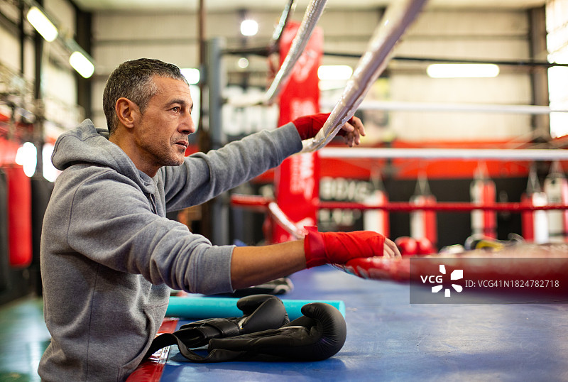 拳击手靠在拳击台外图片素材