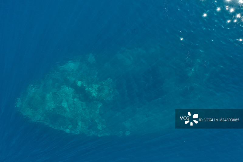 从上方看二战日军沉船富士川丸水下残骸图片素材