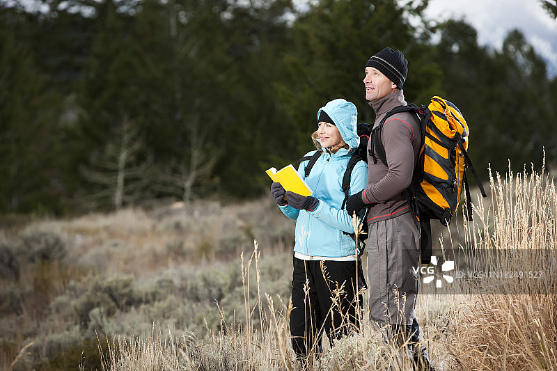 户外情侣看田野书图片素材