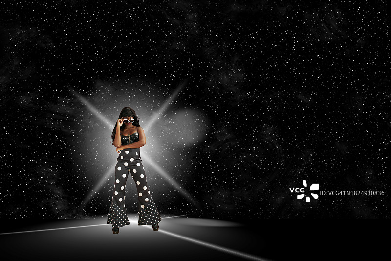 穿着高级时装的非洲女人图片素材