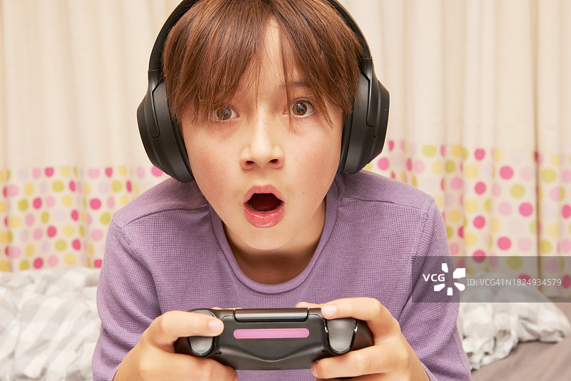 男孩玩电子游戏图片素材
