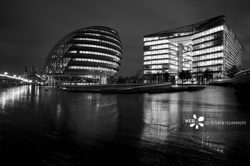 伦敦南华克市政厅与伦敦桥夜景黑白照片图片素材