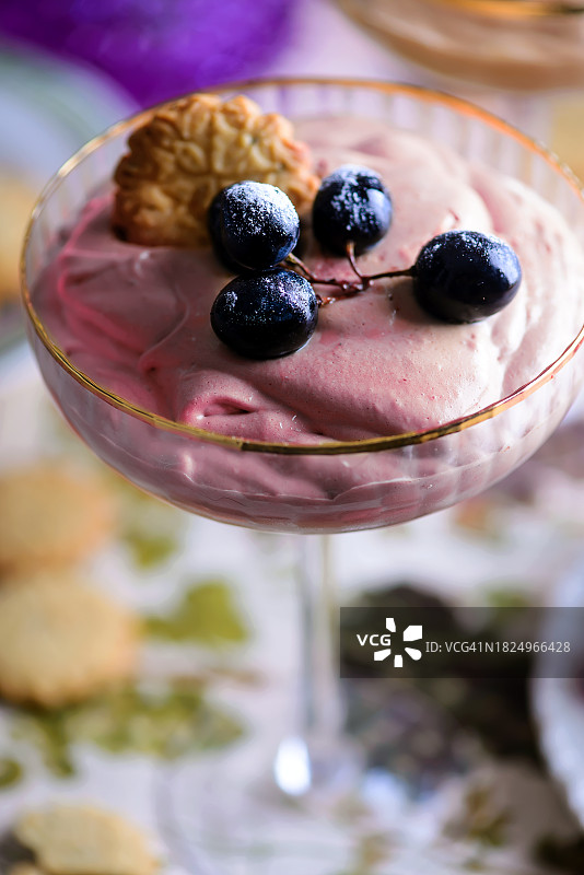 玻璃碗装葡萄饼干葡萄酒慕斯图片素材