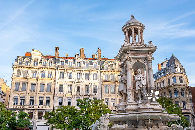 法国里昂雅各宾广场及其喷泉图片素材