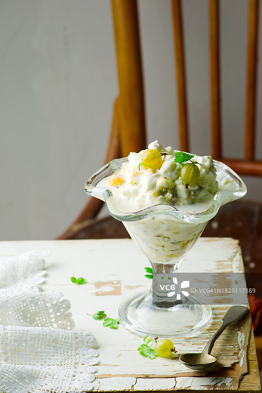 玻璃杯中的醋栗接骨木花甜点图片素材