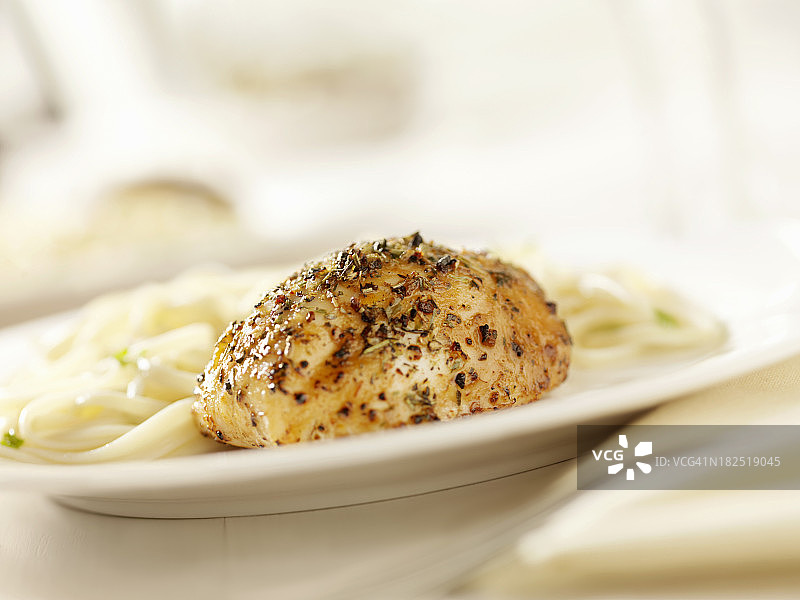 香草意面酿鸡胸肉图片素材