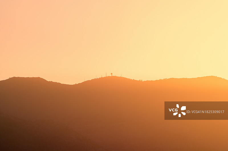 高空导航雷达下的日落图片素材