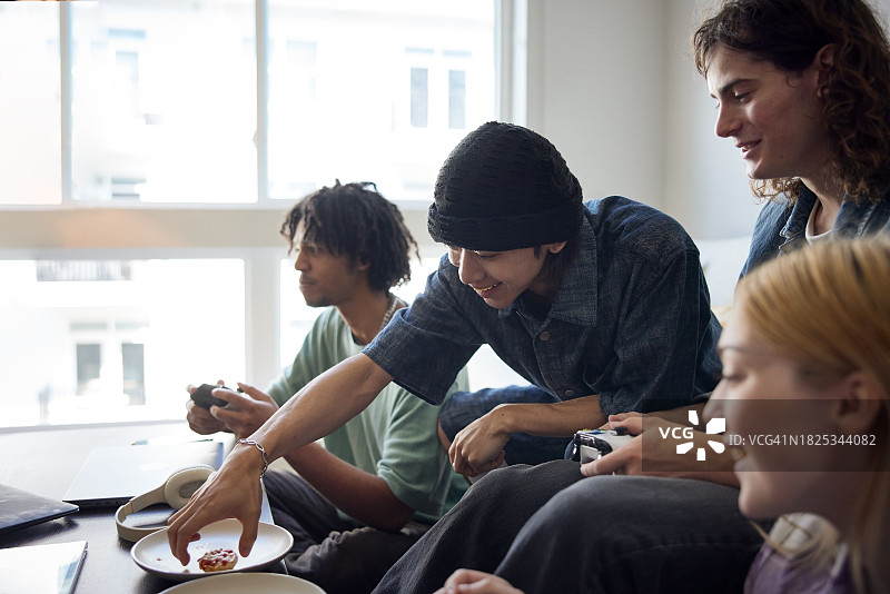 大学生朋友在宿舍里玩游戏图片素材