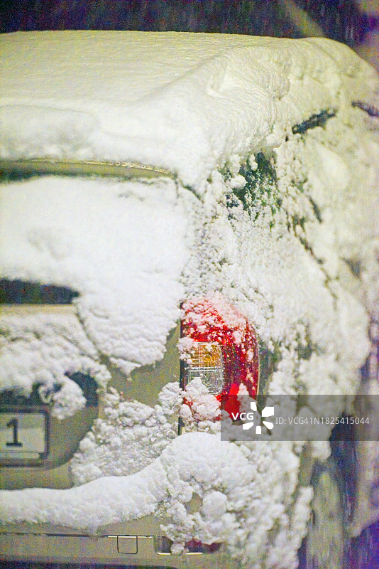 冬季雪景覆盖的车辆图片素材