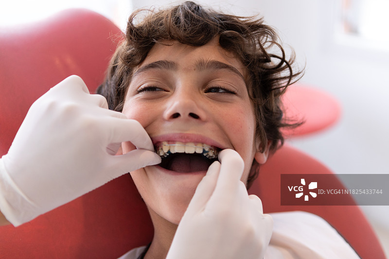 牙医和少年患者在牙科咨询期间图片素材