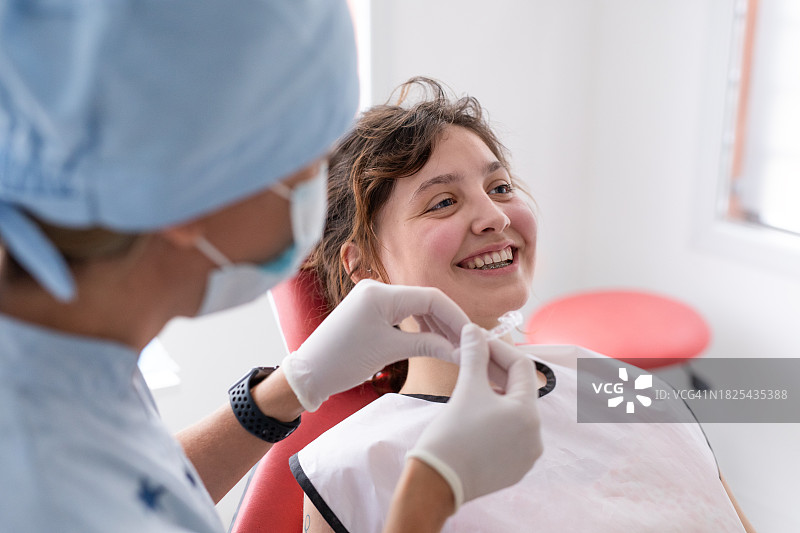 牙医为青少年患者提供牙科咨询图片素材