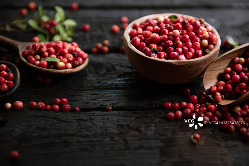 木质背景上的红色蔓越莓图片素材