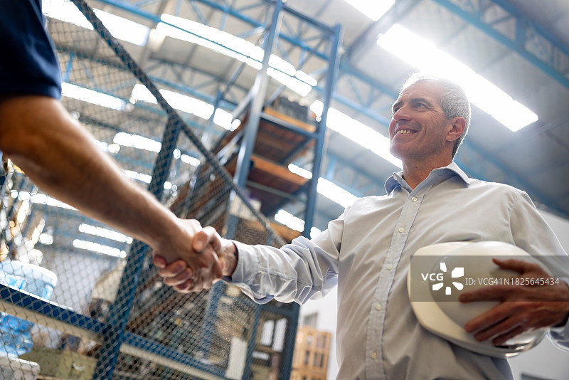 仓库管理员招聘员工并与其握手图片素材