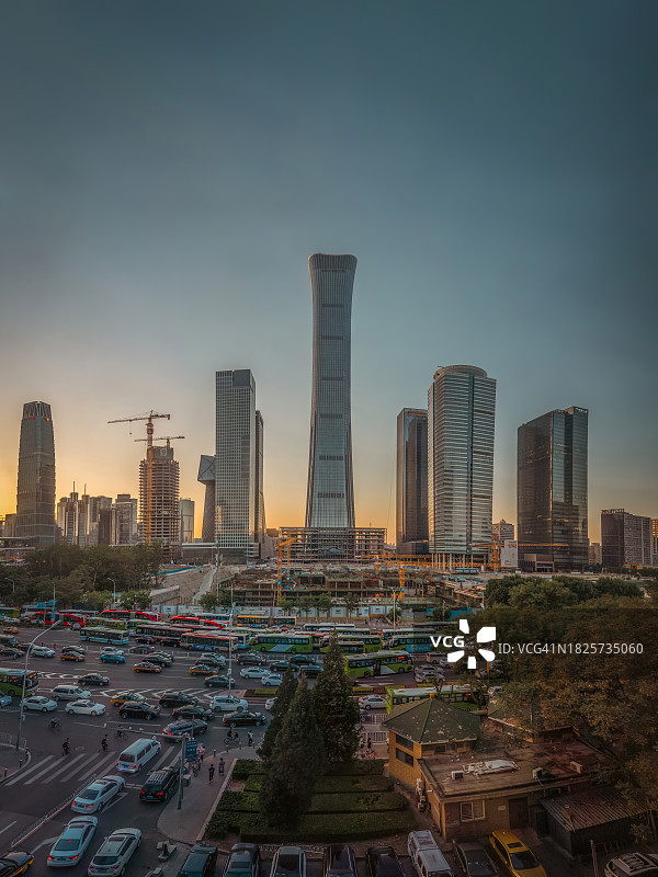 北京日落时分的城市天际线景观图片素材