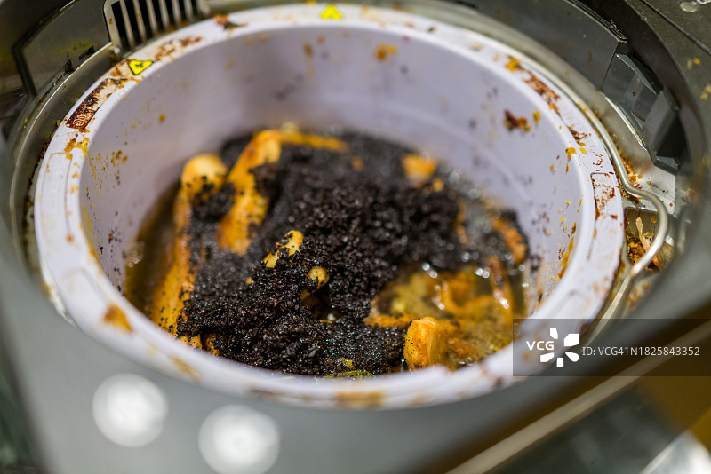 厨房台面上的食物垃圾回收器图片素材