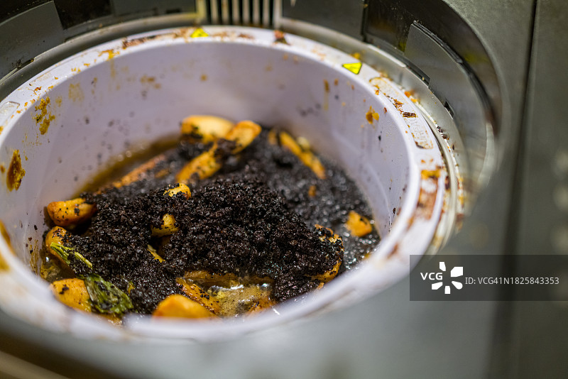 厨房台面上的食物垃圾回收器图片素材
