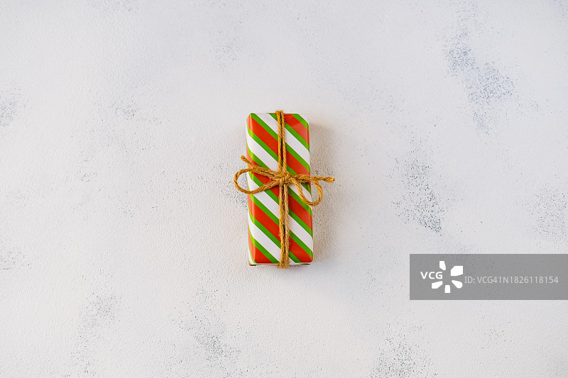 浅色表面上的鲜艳条纹礼品盒图片素材