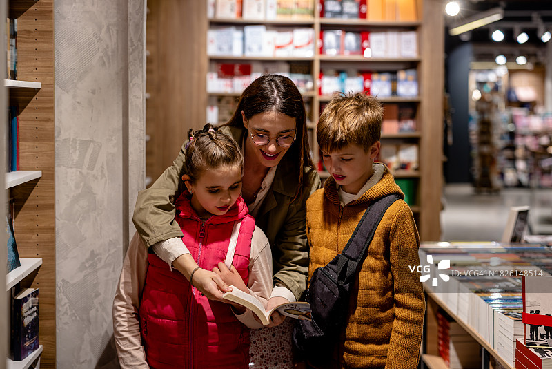 母亲和孩子们在书店创造美好回忆图片素材