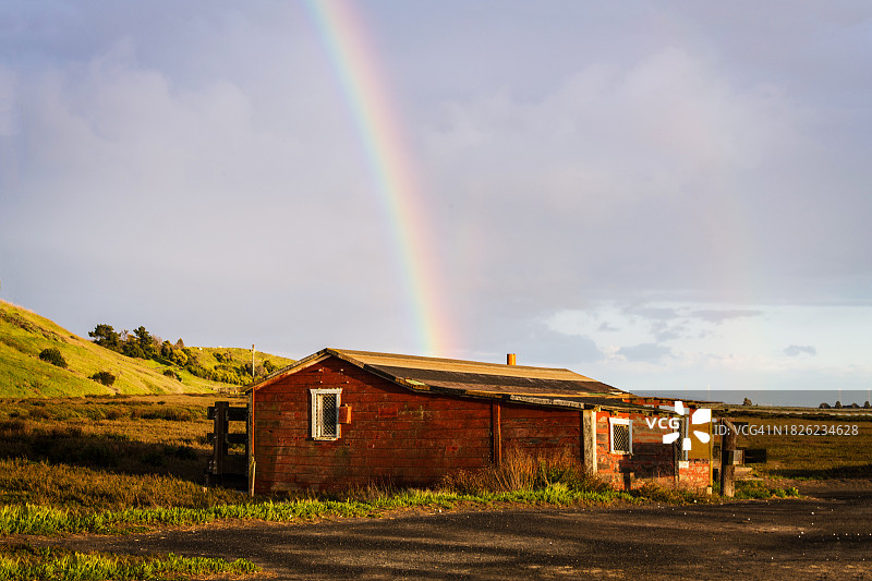旧猎人小屋上的彩虹，位于唐·爱德华兹旧金山湾国家野生动物保护区图片素材