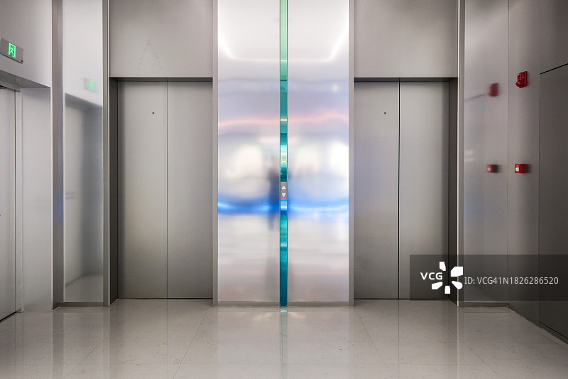 现代办公楼内的电梯走廊图片素材