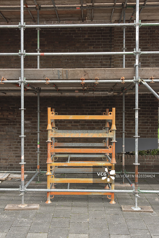 人行道外的脚手架及部件图片素材