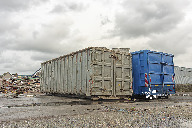 灰色和蓝色钢铁工业废料容器图片素材