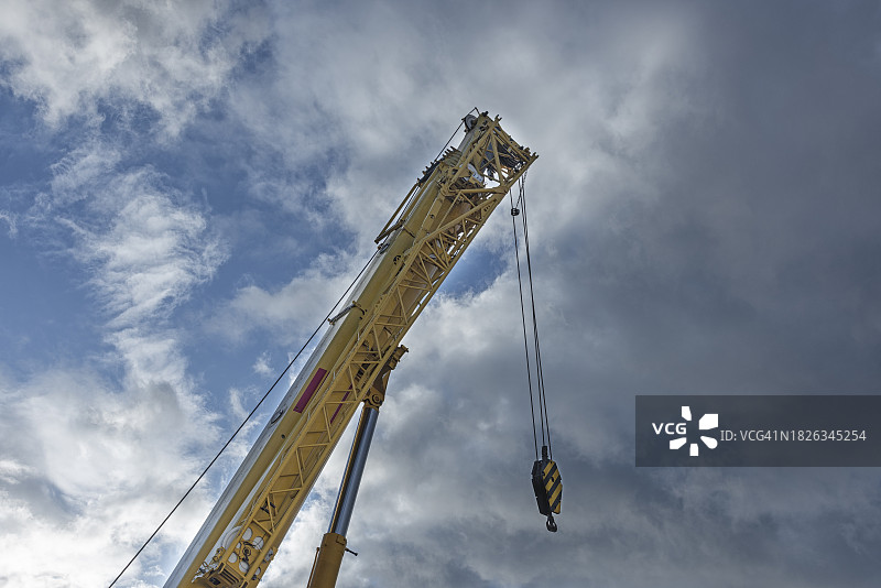 带块状吊钩的黄色金属工业起重机图片素材