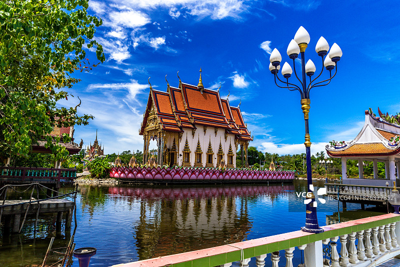 苏梅岛Wat Plai Laem寺庙的美丽建筑，泰国湾图片素材