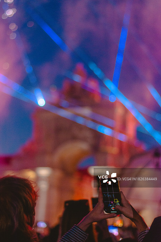 人们在里斯本用手机拍摄圣诞灯饰图片素材