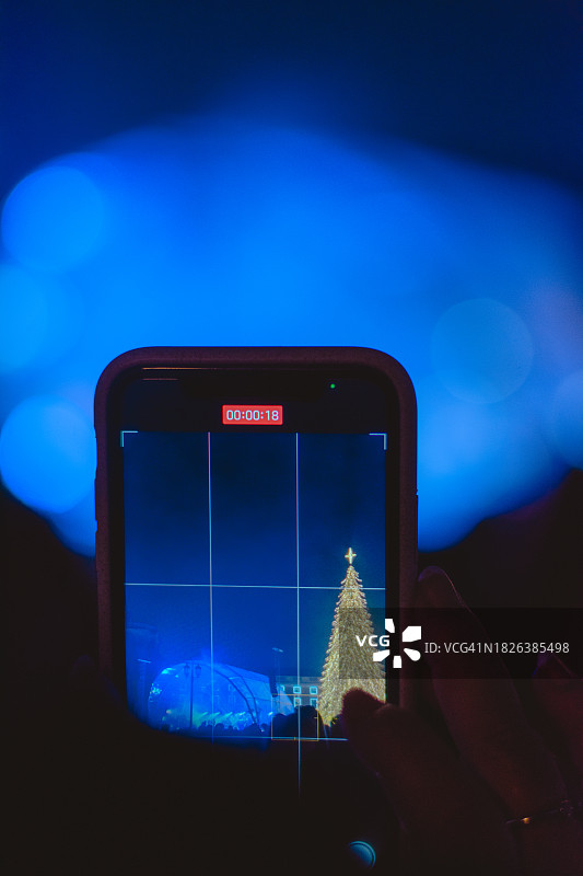 人们在里斯本用手机拍摄圣诞灯饰图片素材