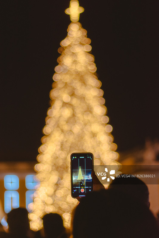 人们在里斯本用手机拍摄圣诞灯饰图片素材