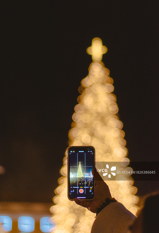 人们在里斯本用手机拍摄圣诞灯饰图片素材