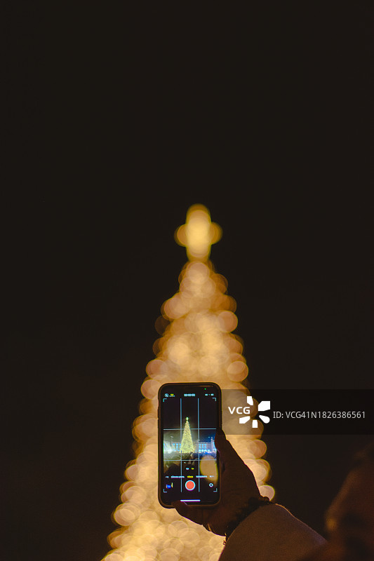 人们在里斯本用手机拍摄圣诞灯饰图片素材