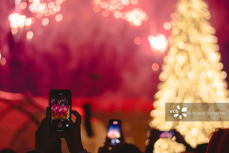 人们在里斯本用手机拍摄圣诞灯饰图片素材